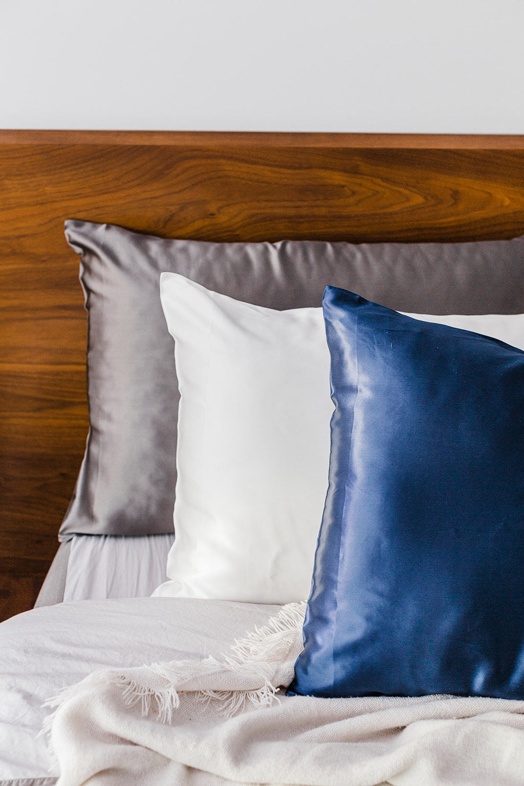 PURE SOL. Beauty Sleep Happy 100% Mulberry Silk Pillow Case - Navy